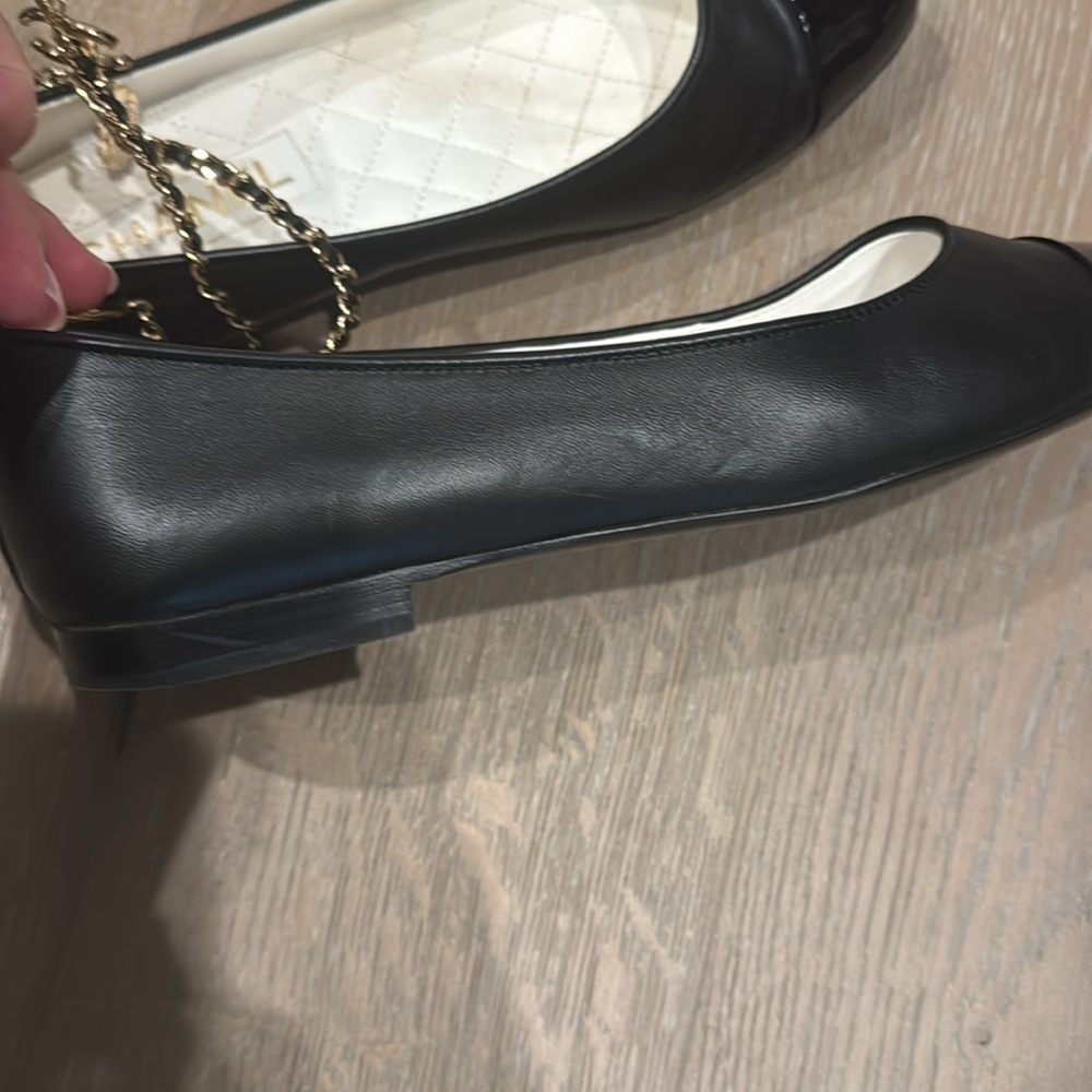Chanel ballet flares with patent toe and chain and charms around the ankle - Picture 7 of 12
